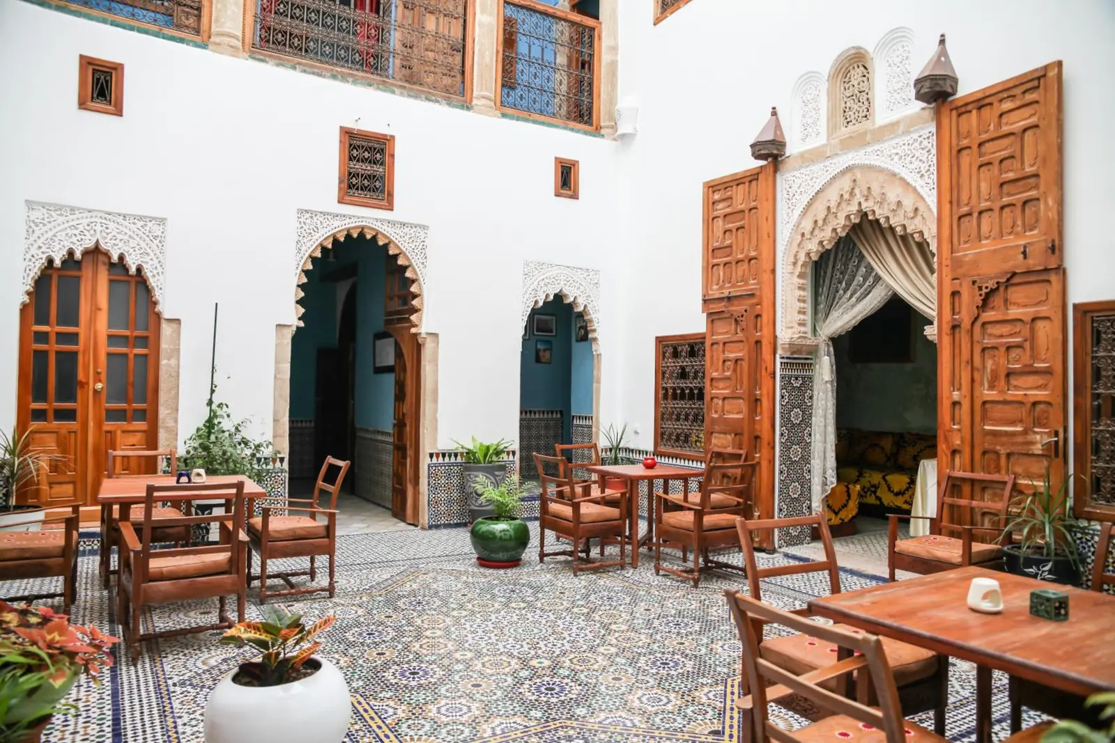 Le patio, ses tables et ses portes en bois
