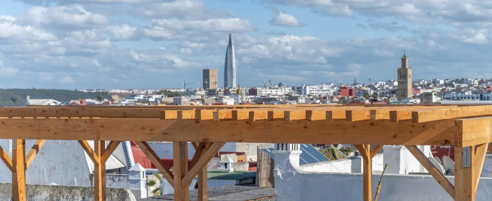 La vue depuis la terrasse : la médina, la tour Mohammed VI et un minaret