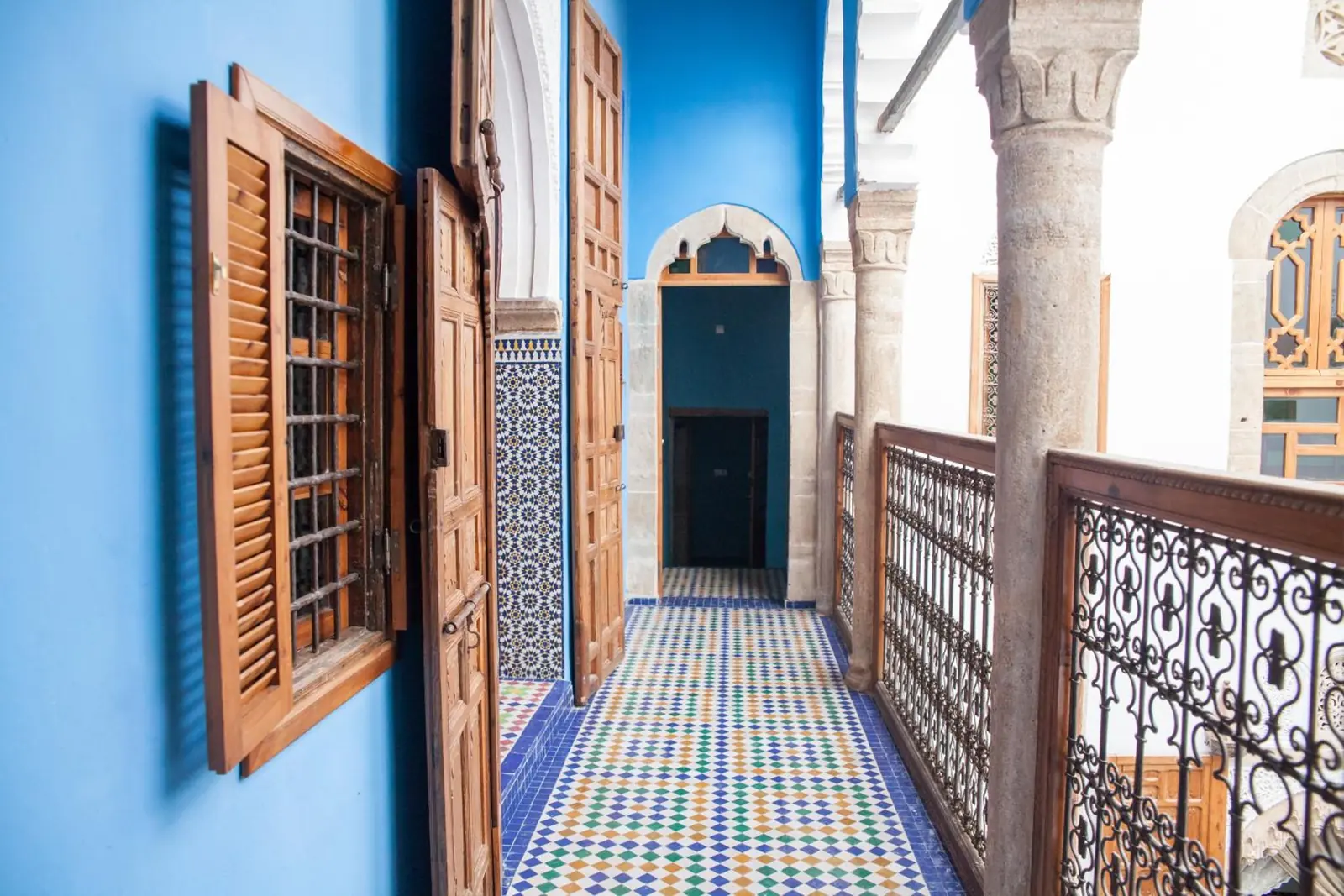 Une porte sur la galerie bleue