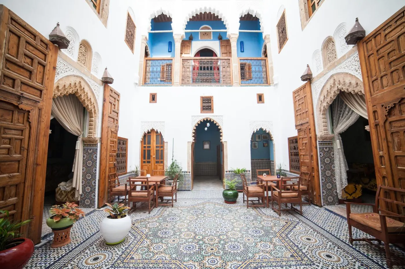 Le patio vu de l’entrée, la galerie bleue à l’étage