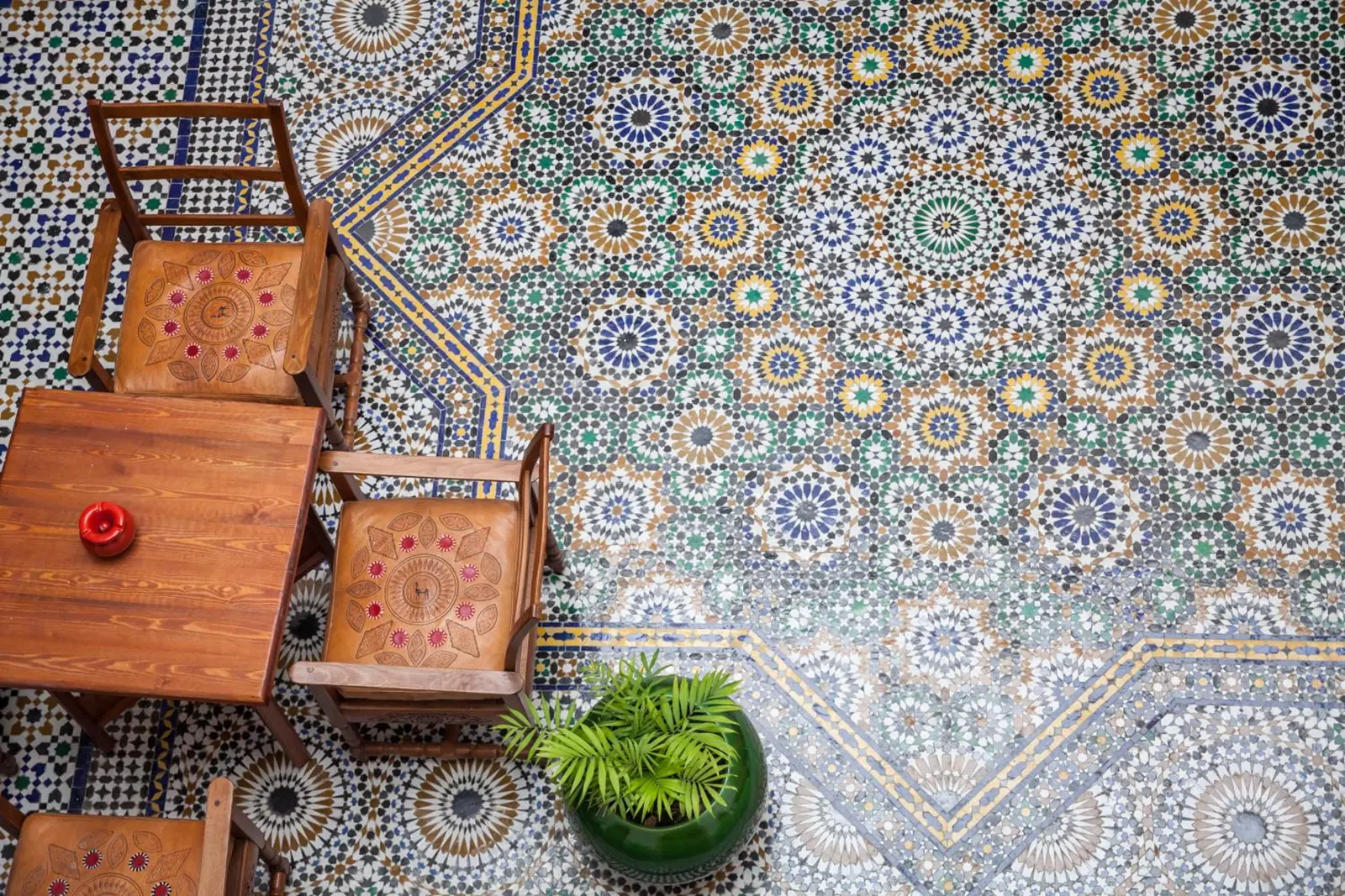 Le sol de zellige du patio et une table, vus d’en haut