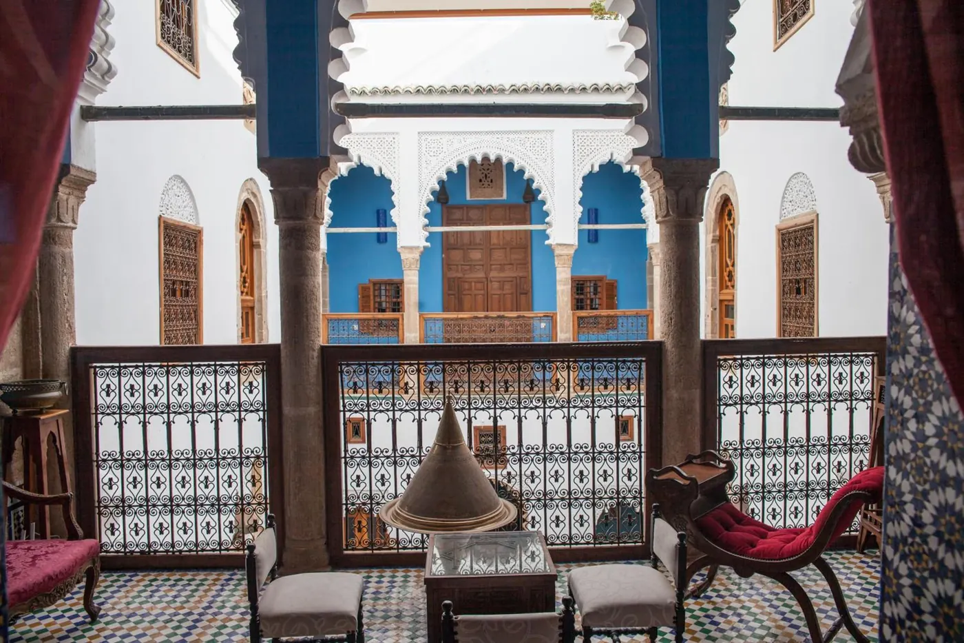 Le salon de la galerie, face au patio et à la galerie bleue