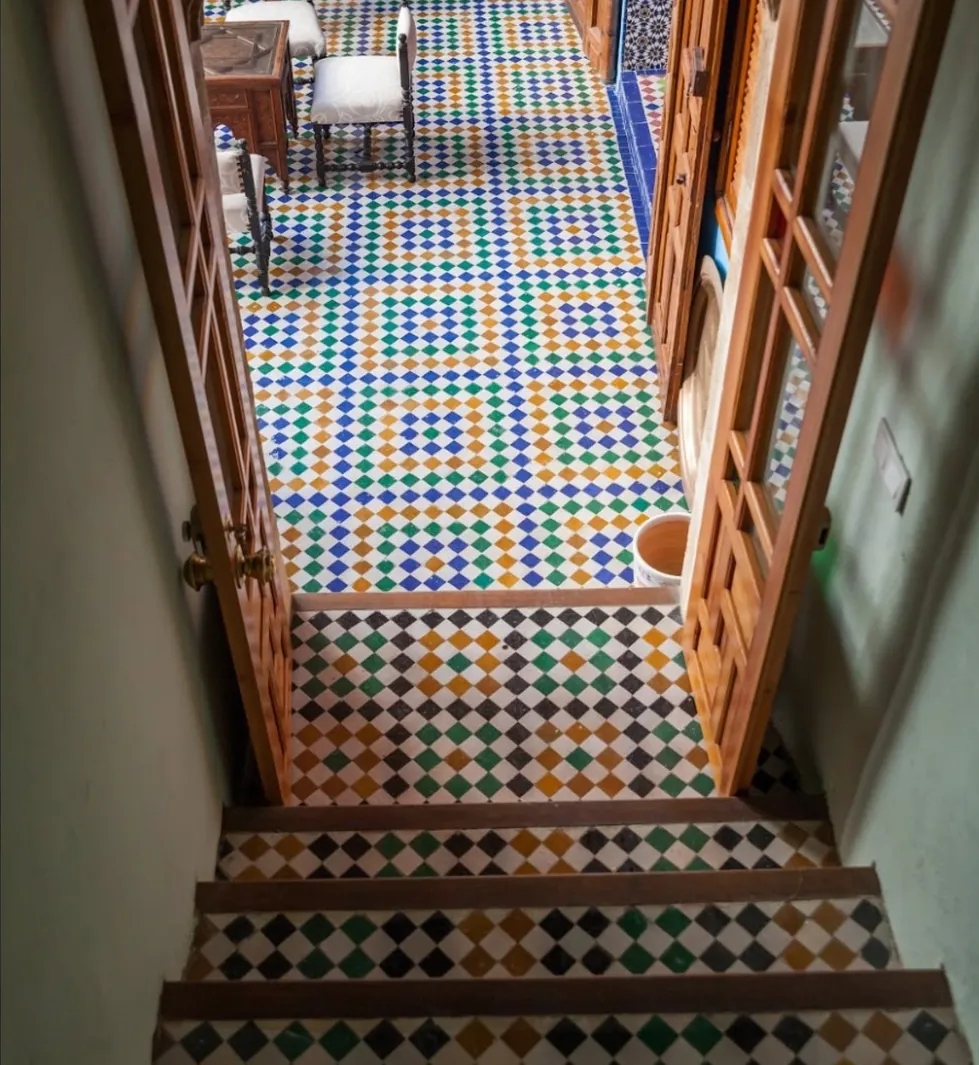 Le zellige d’un couloir, vu d’en haut