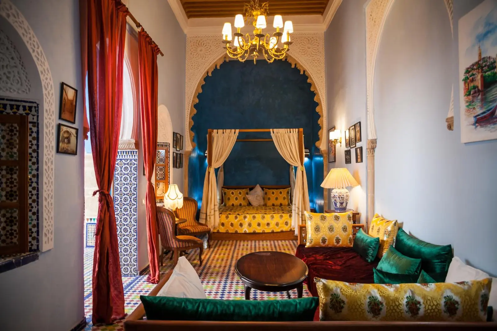 Une chambre familiale Deluxe, lit dans une alcôve bleue et banquettes