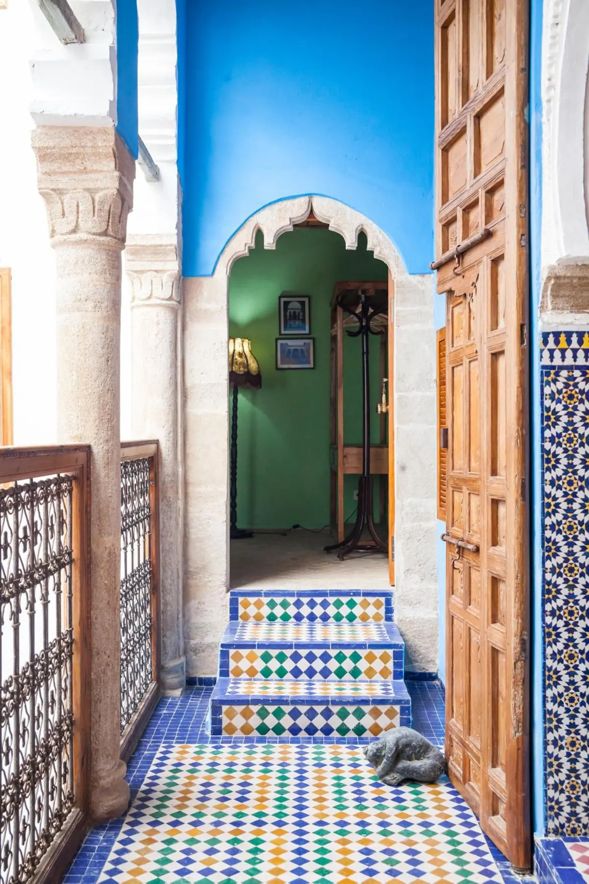 Les marches de zellige d’une porte de la galerie