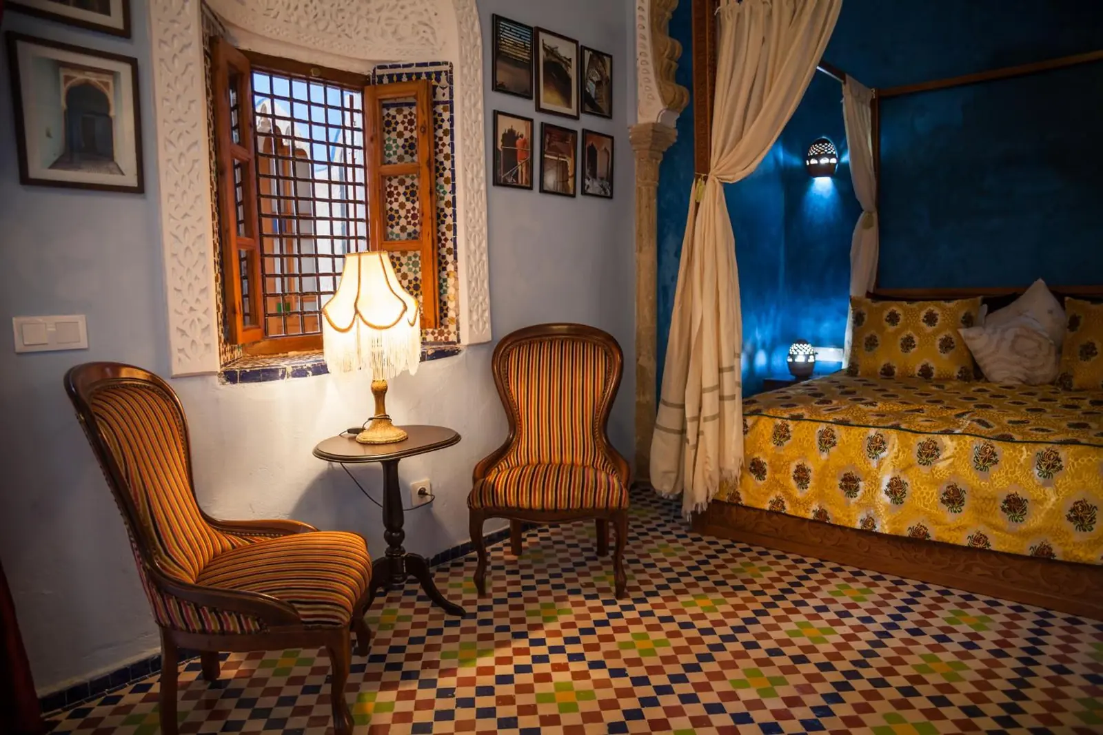 Chambre Deluxe : fauteuils, lampe et fenêtre en bois