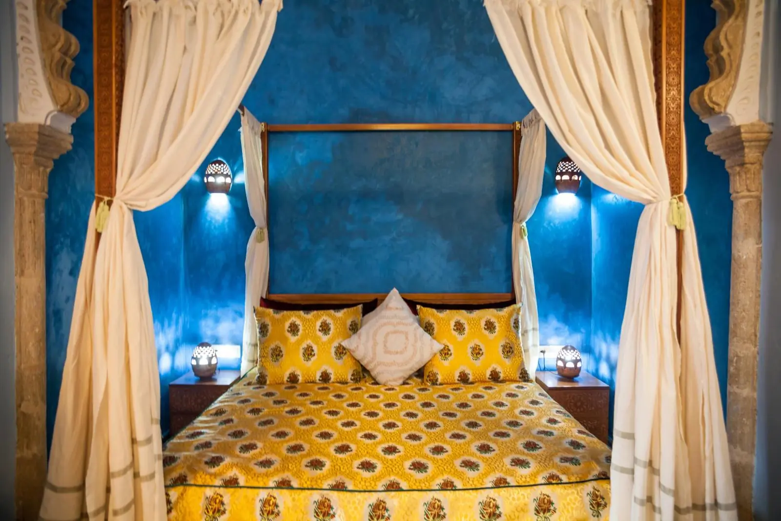 Chambre Deluxe : lit à baldaquin dans l’alcôve bleue