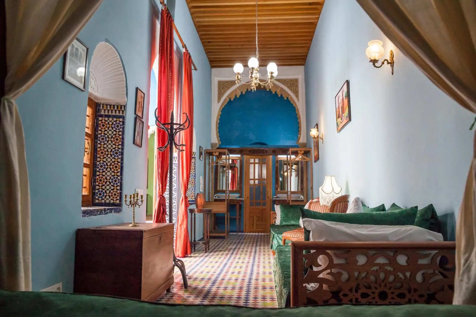 Chambre Deluxe : rideaux rouges et alcôve bleue