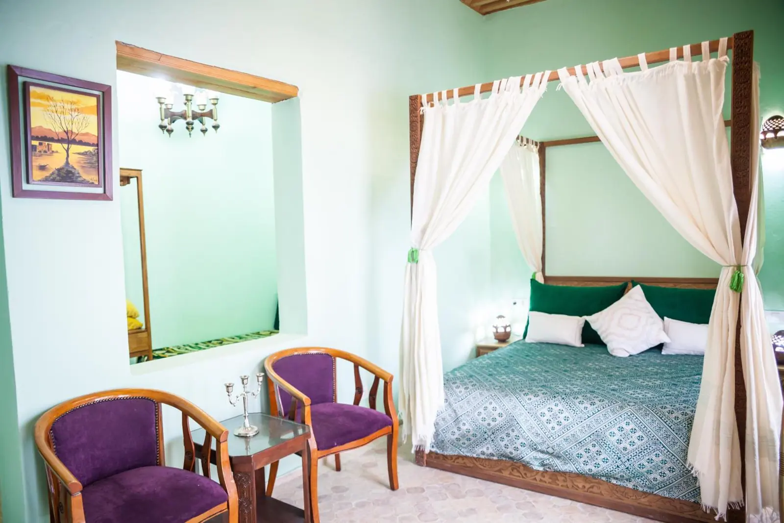 Une chambre familiale Supérieure, murs vert d’eau et lit à baldaquin