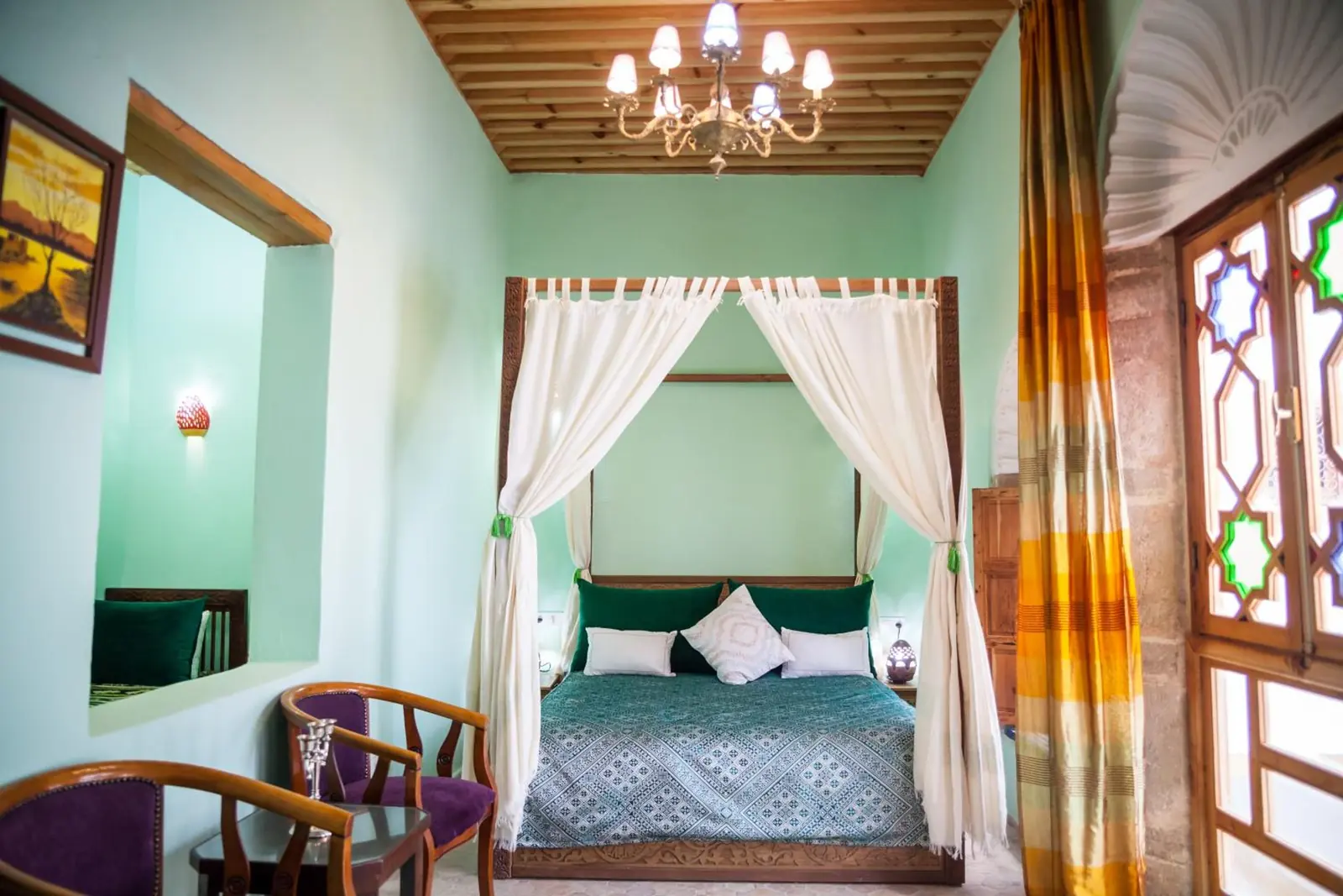 Chambre Supérieure : lit à baldaquin et fauteuils