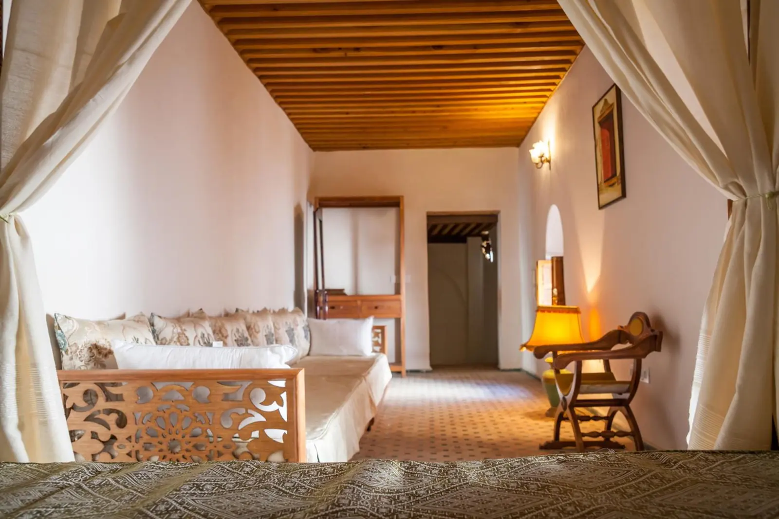 Chambre Supérieure : banquette et plafond en bois