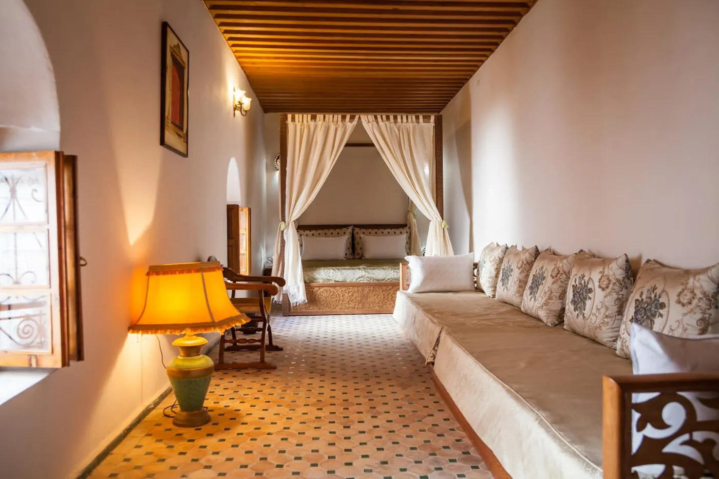 Une chambre familiale Supérieure, plafond en bois et banquette
