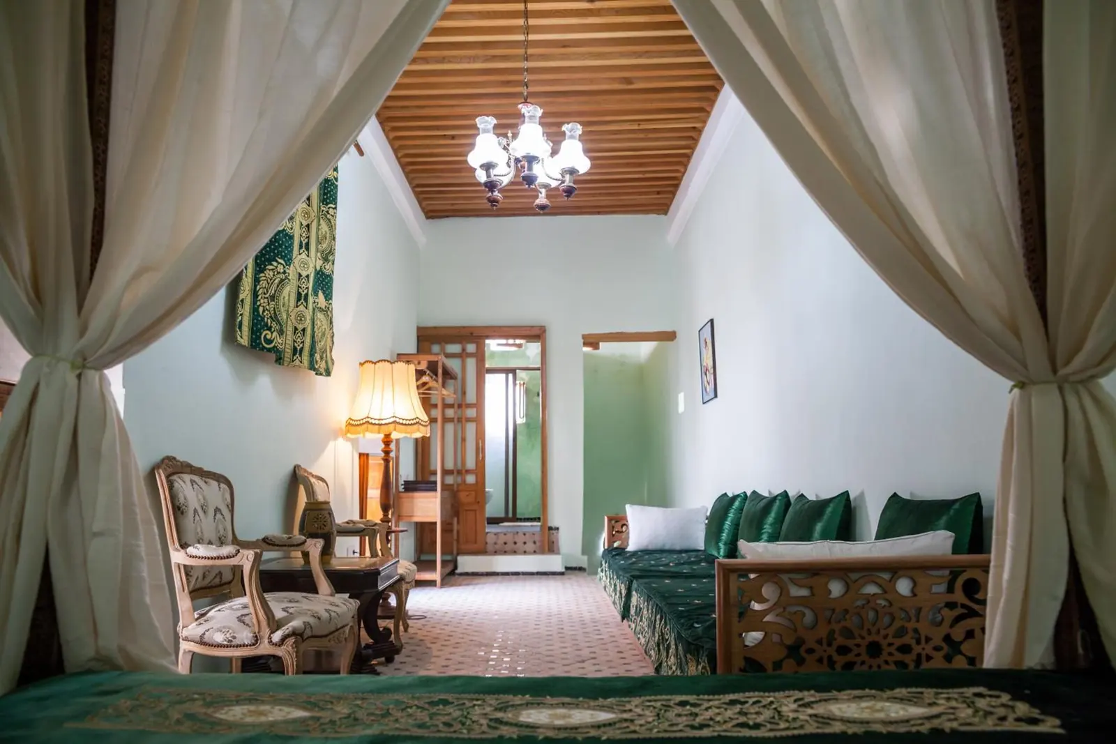 Chambre Supérieure : lit à baldaquin