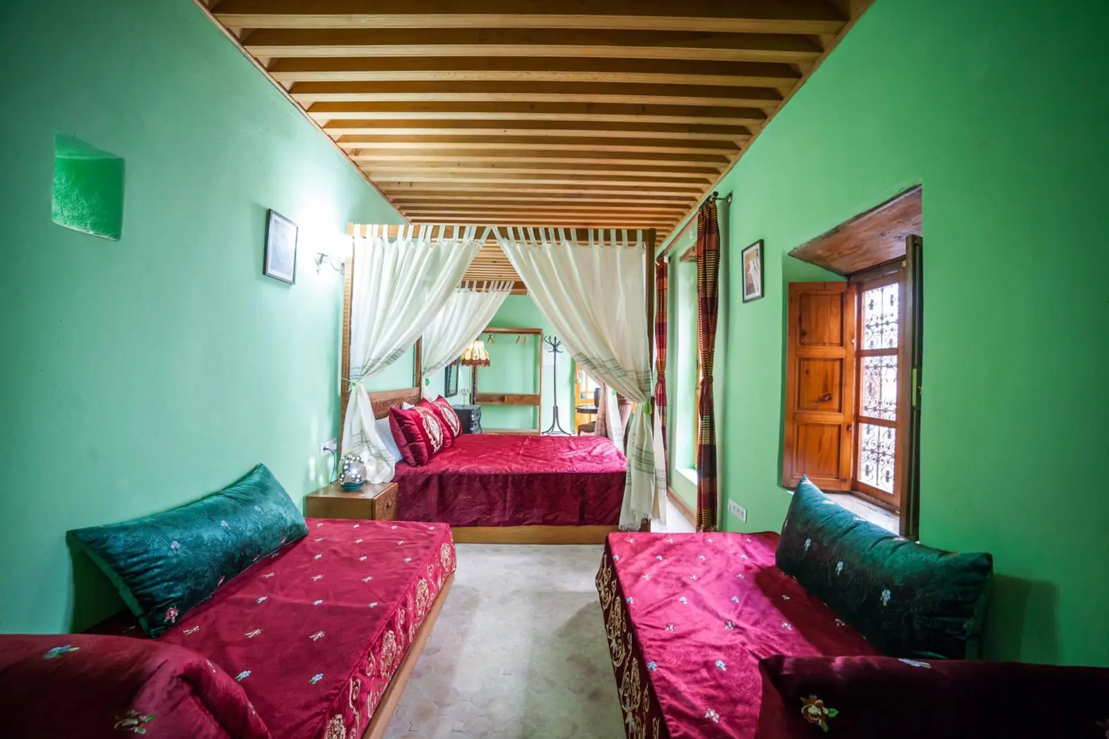 Chambre Supérieure : murs verts et lits rouges