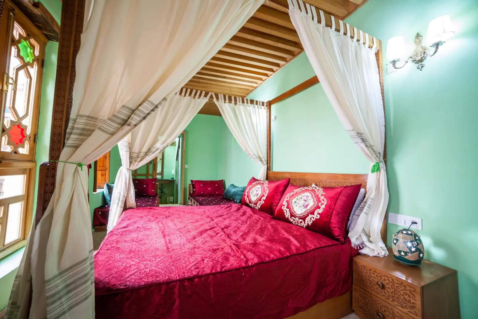 Chambre Supérieure : lit à baldaquin rouge
