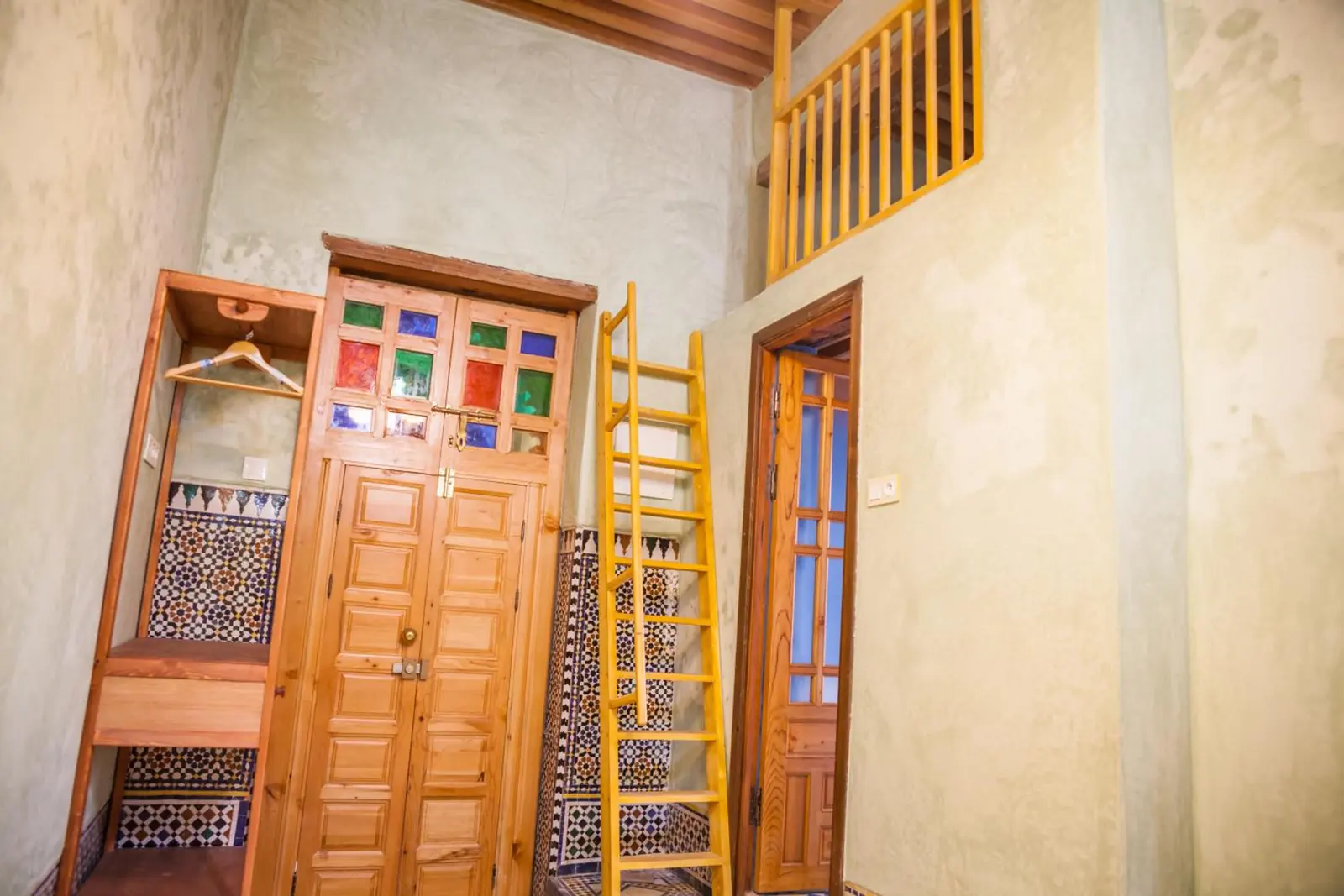 Chambre Standard : la mezzanine et l’armoire en bois