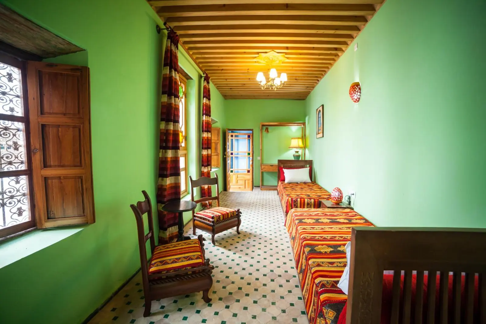 Chambre lits jumeaux : banquette et fenêtres