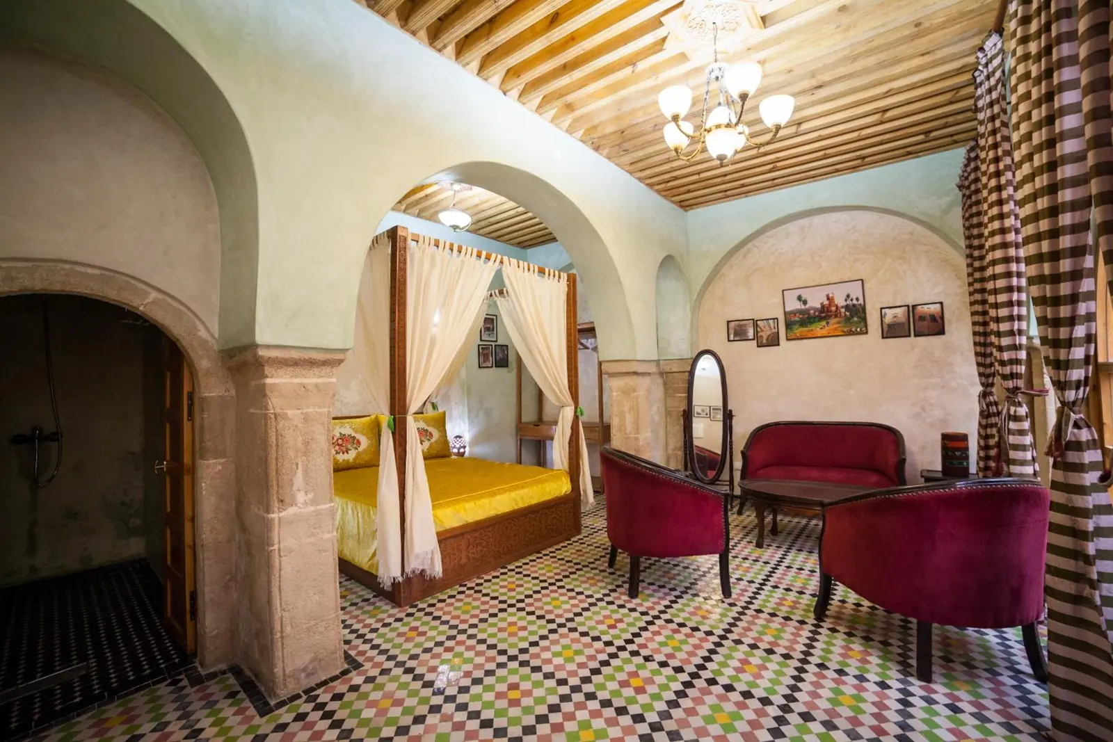 La suite familiale Deluxe : lit à baldaquin, arcs et fauteuils de velours