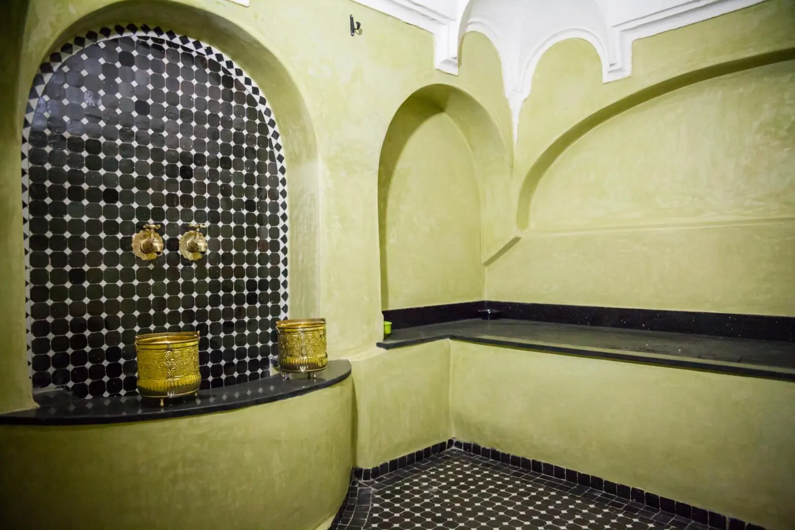 La salle de bains de la suite, niche en zellige