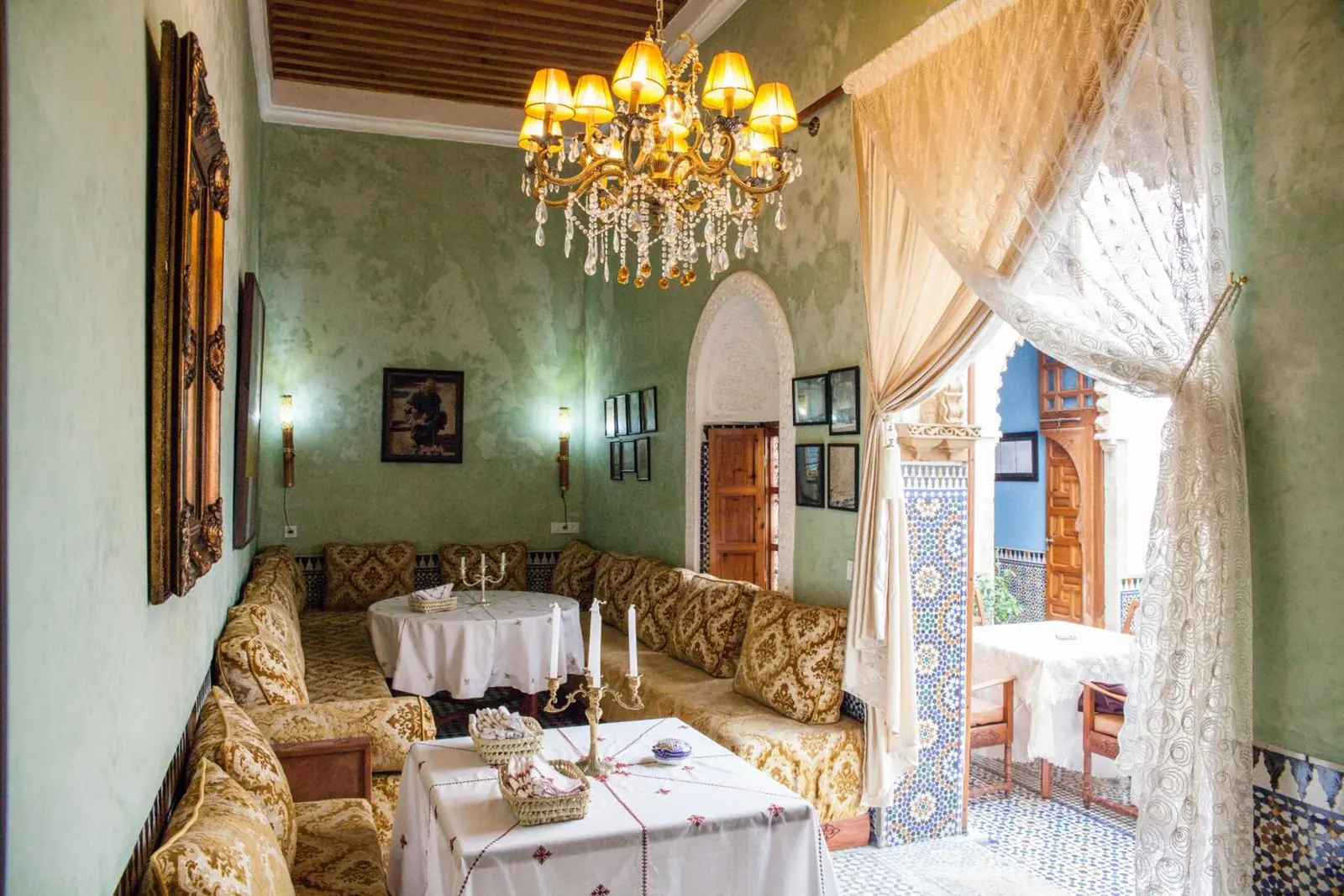 Le salon, banquettes et lustre