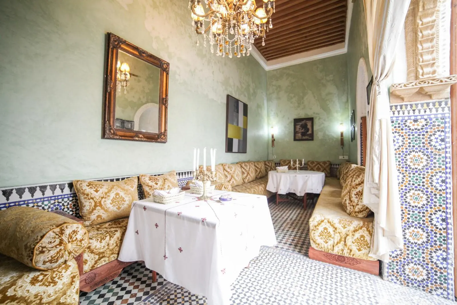 Le salon, tables et banquettes